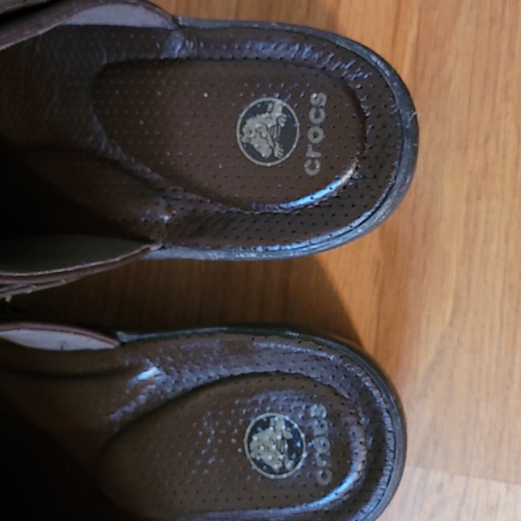 Crocs Cobbler leather/patent leather quilt strap brown heeled clogs, size 9. - Picture 3 of 10